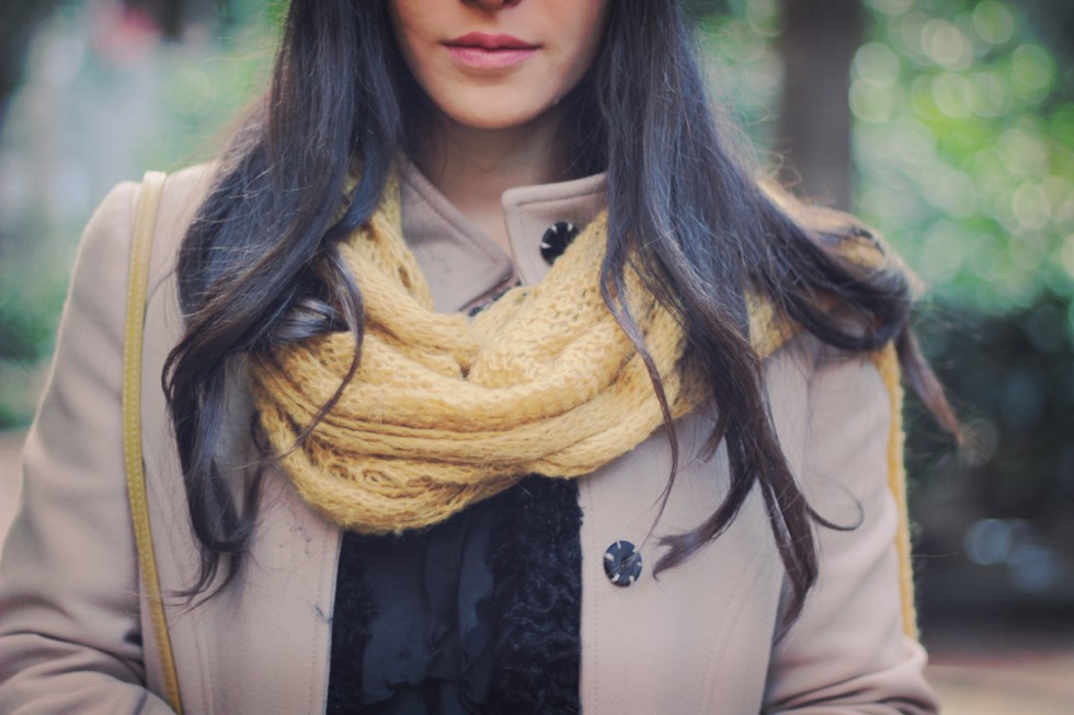 woolen scarf detail
