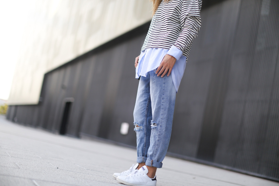 Clochet-streetstyle-suiteblanco-boyfriend-jeans-striped-sweater-adidas-stan-smith-10